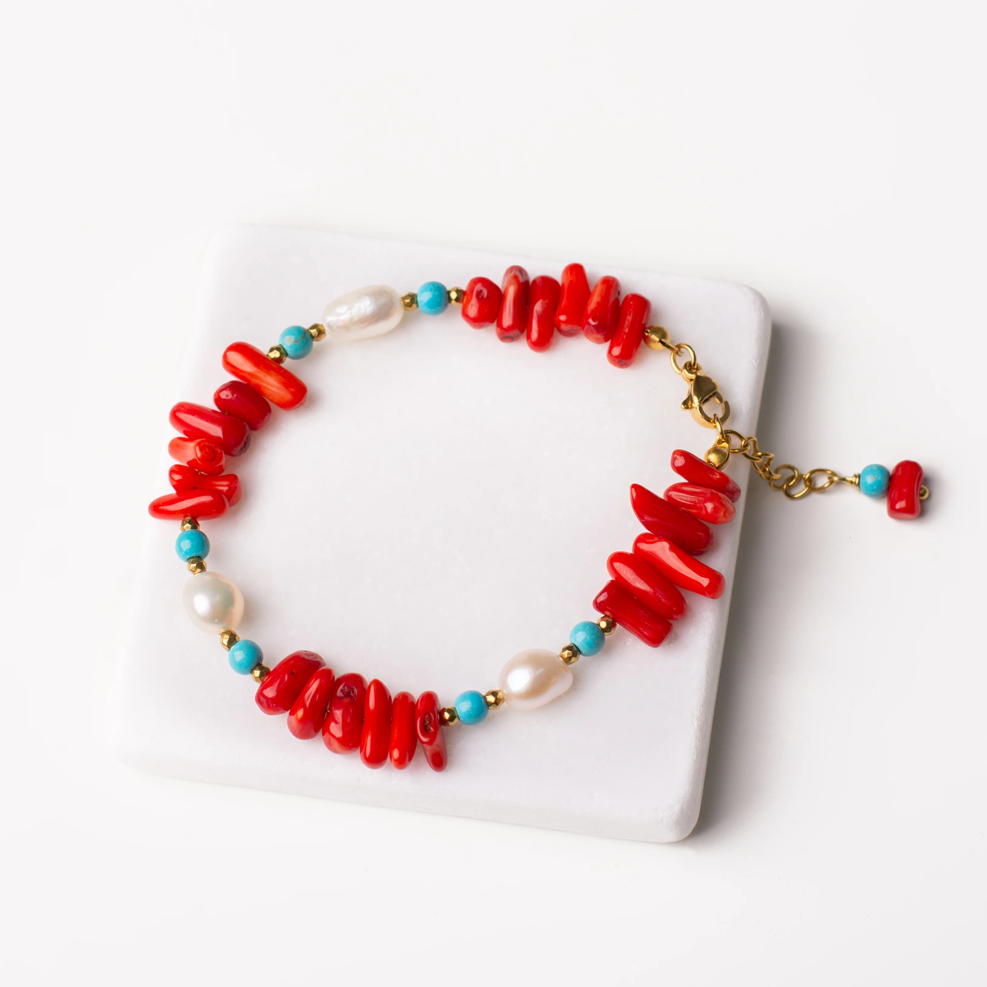 Βραχιόλι κοράλλι, με μαργαριτάρια, χαουλίτη και αιματίτη - Φυσική γοητεία