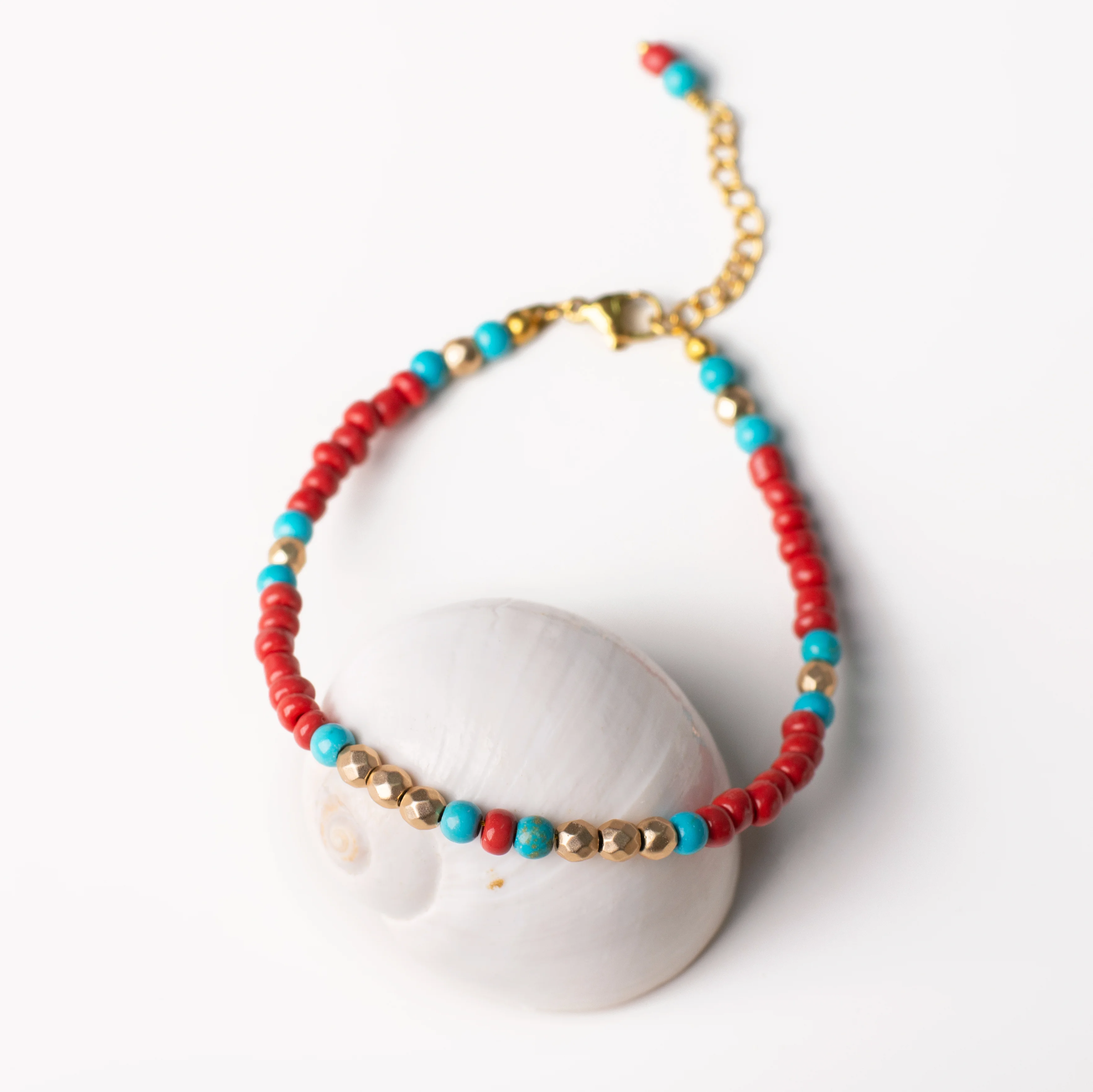 Βραχιόλι με κοραλί γυάλινες χάντρες, χαουλίτες και χρυσούς αιματίτες - Φωτεινή πινελιά
