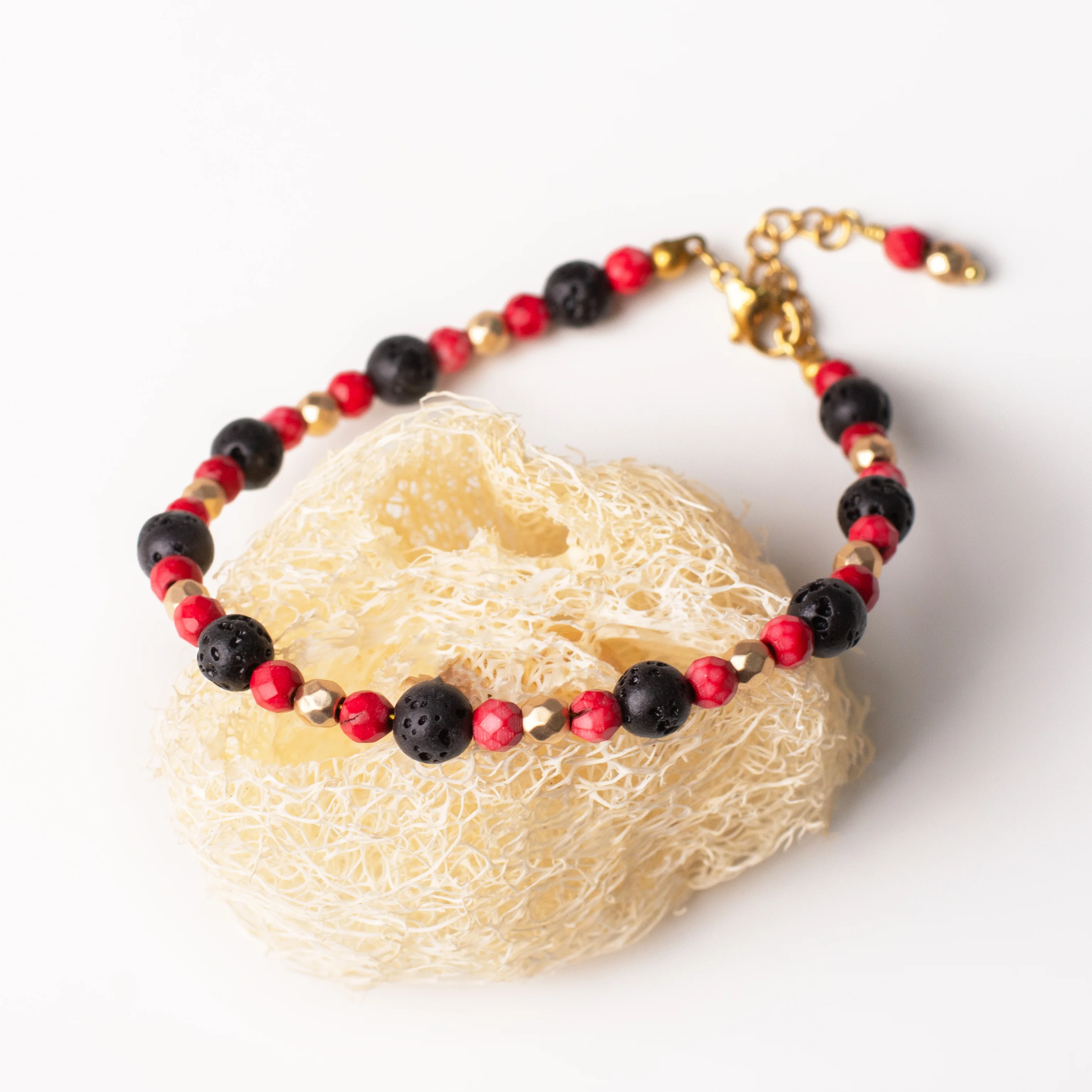 Βραχιόλι με μαύρη λάβα, κόκκινο χαουλίτη και χρυσό αιματίτη - Πύρινη αντίθεση