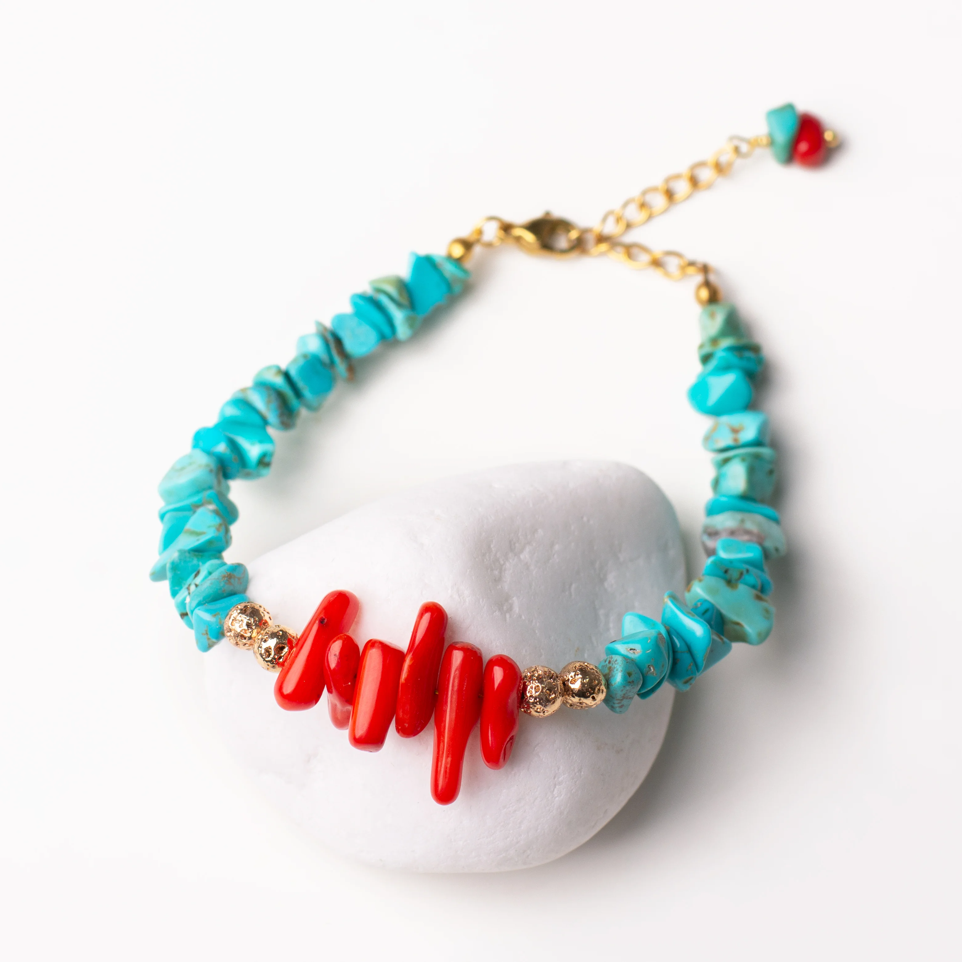 Βραχιόλι χρυσή λάβα με χαουλίτη και κόκκινο κοράλλι - Boho αίσθηση