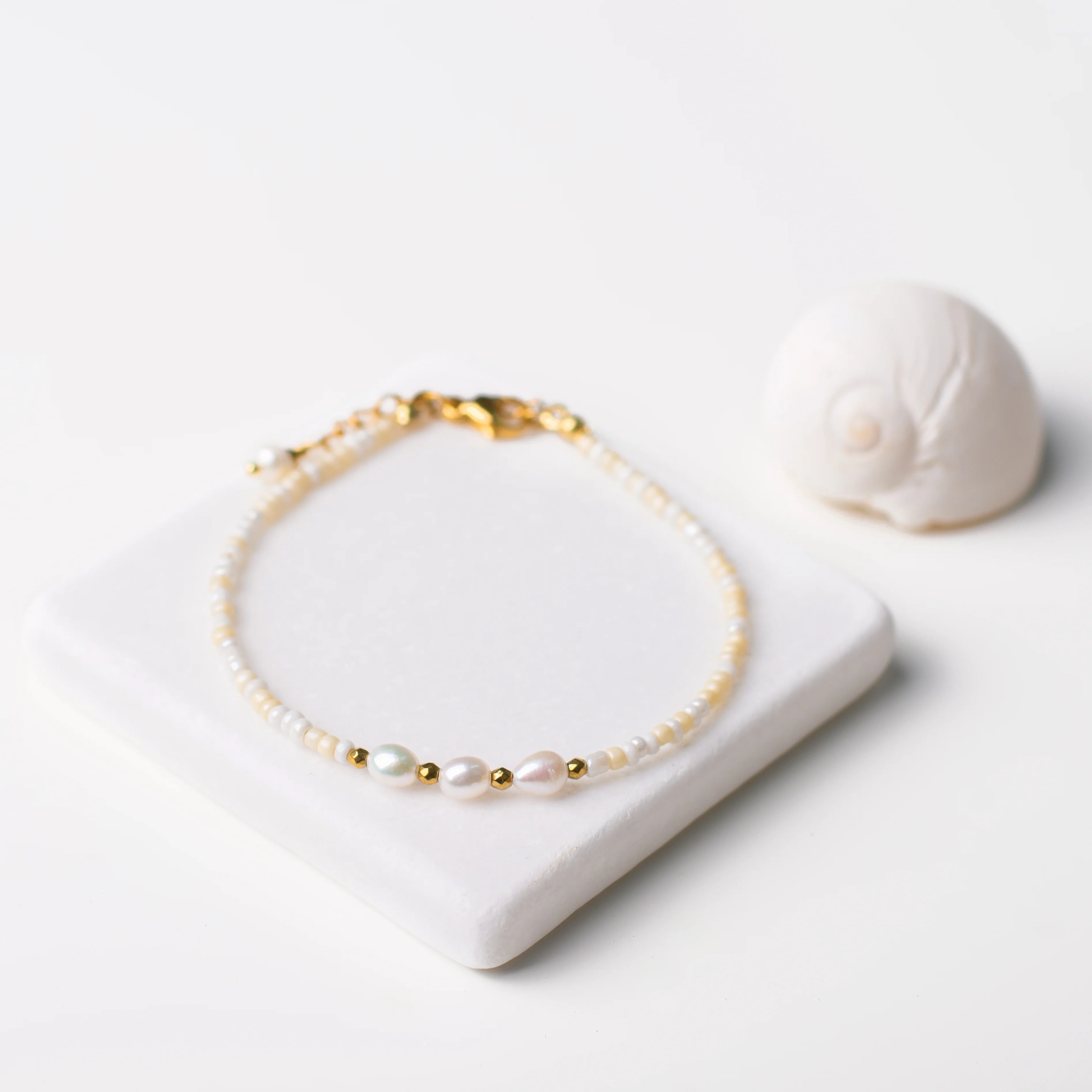 Βραχιόλι με φυσικά μαργαριτάρια, αιματίτη και λευκές χάντρες - Πρωινό φως