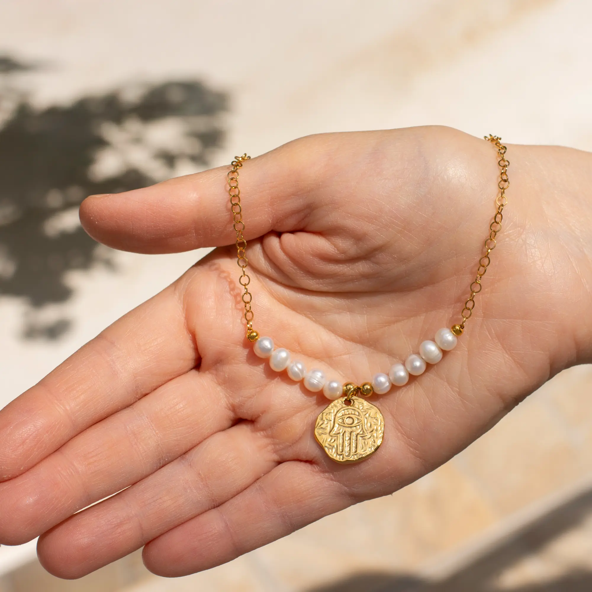 Κολιέ με μαργαριτάρια και Hamsa - Ομορφιά και προστασία - Image 4
