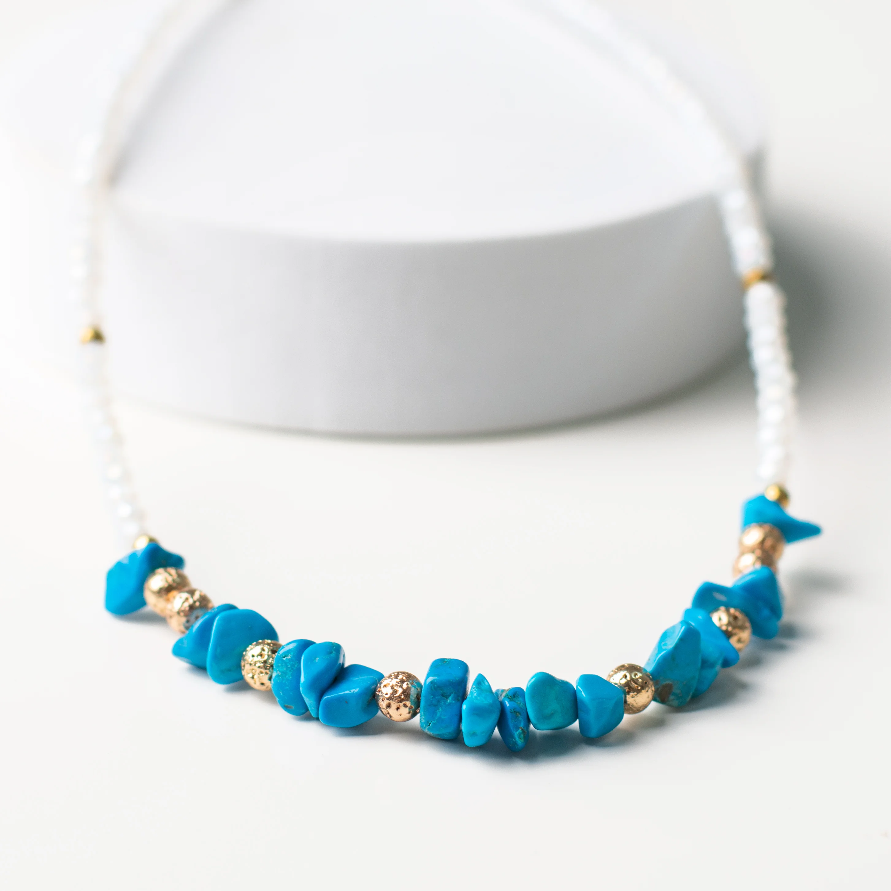 Alternative view of Κολιέ τυρκουάζ, λάβα, αιματίτη και λευκό κρύσταλλο - Ηλιαχτίδα στο κύμα