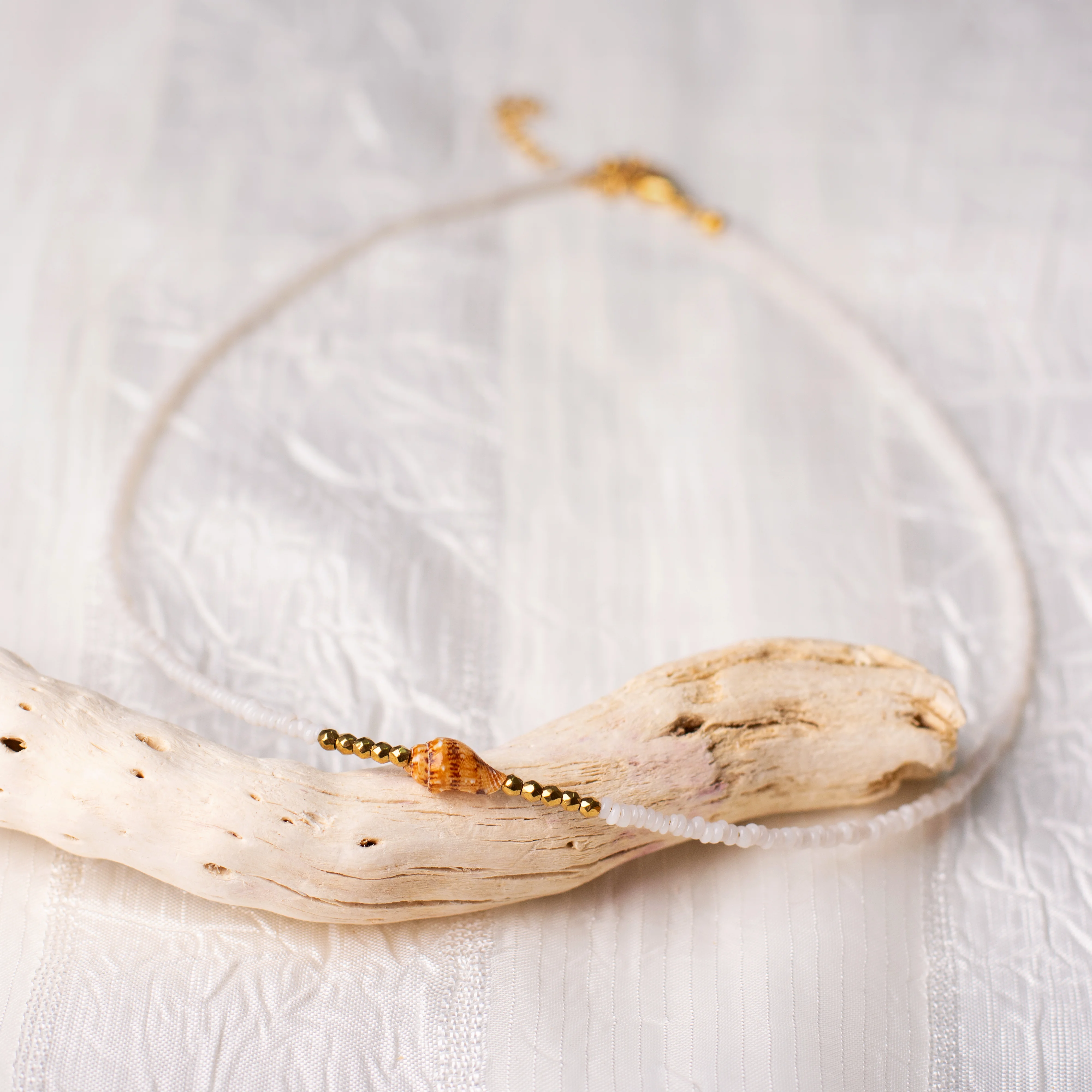 Κολιέ με κοχύλι, χρυσούς αιματίτες και λευκές χάντρες - Θαλασσινή αύρα