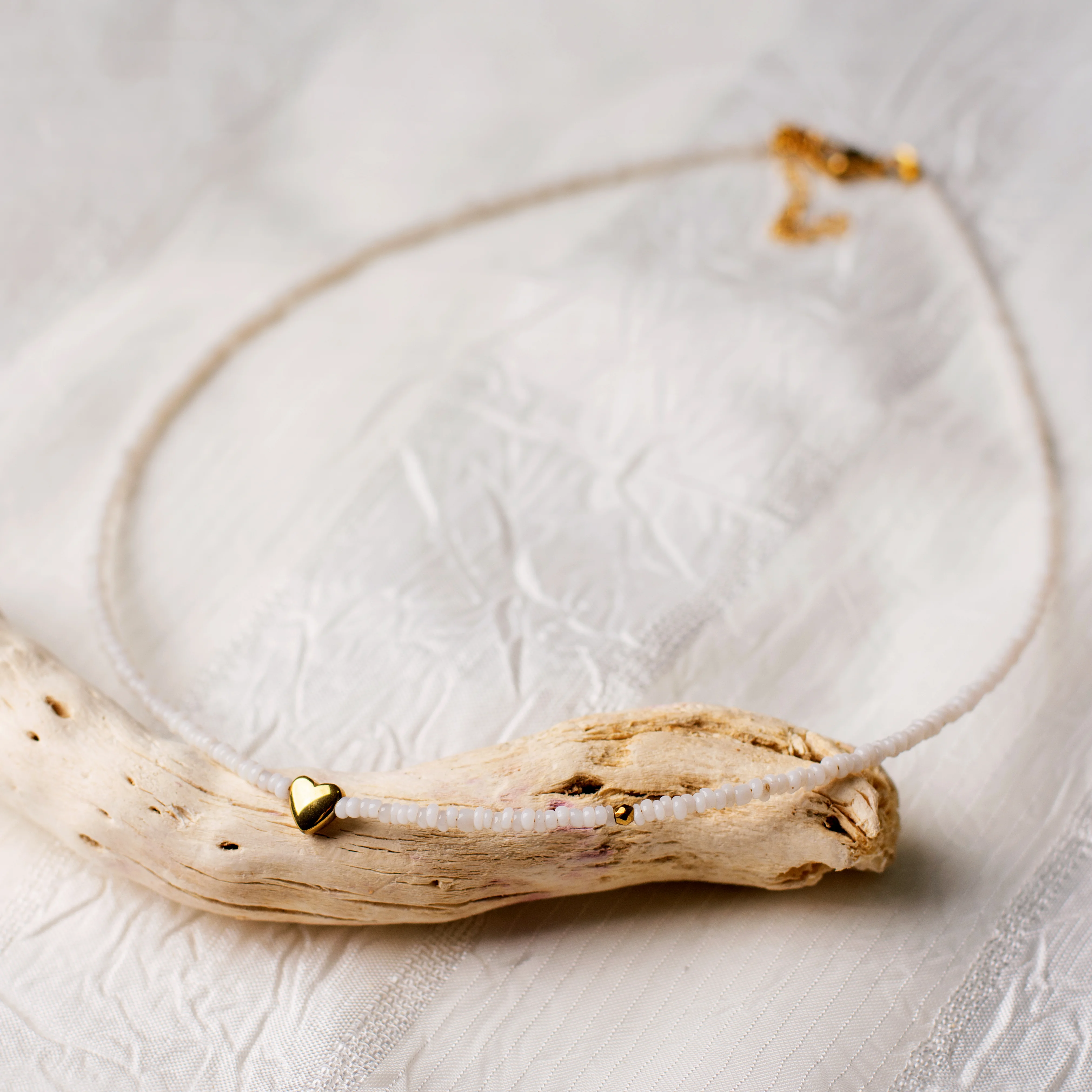 Κολιέ με καρδιά αιματίτη και λευκές χάντρες - Χρυσή αγάπη