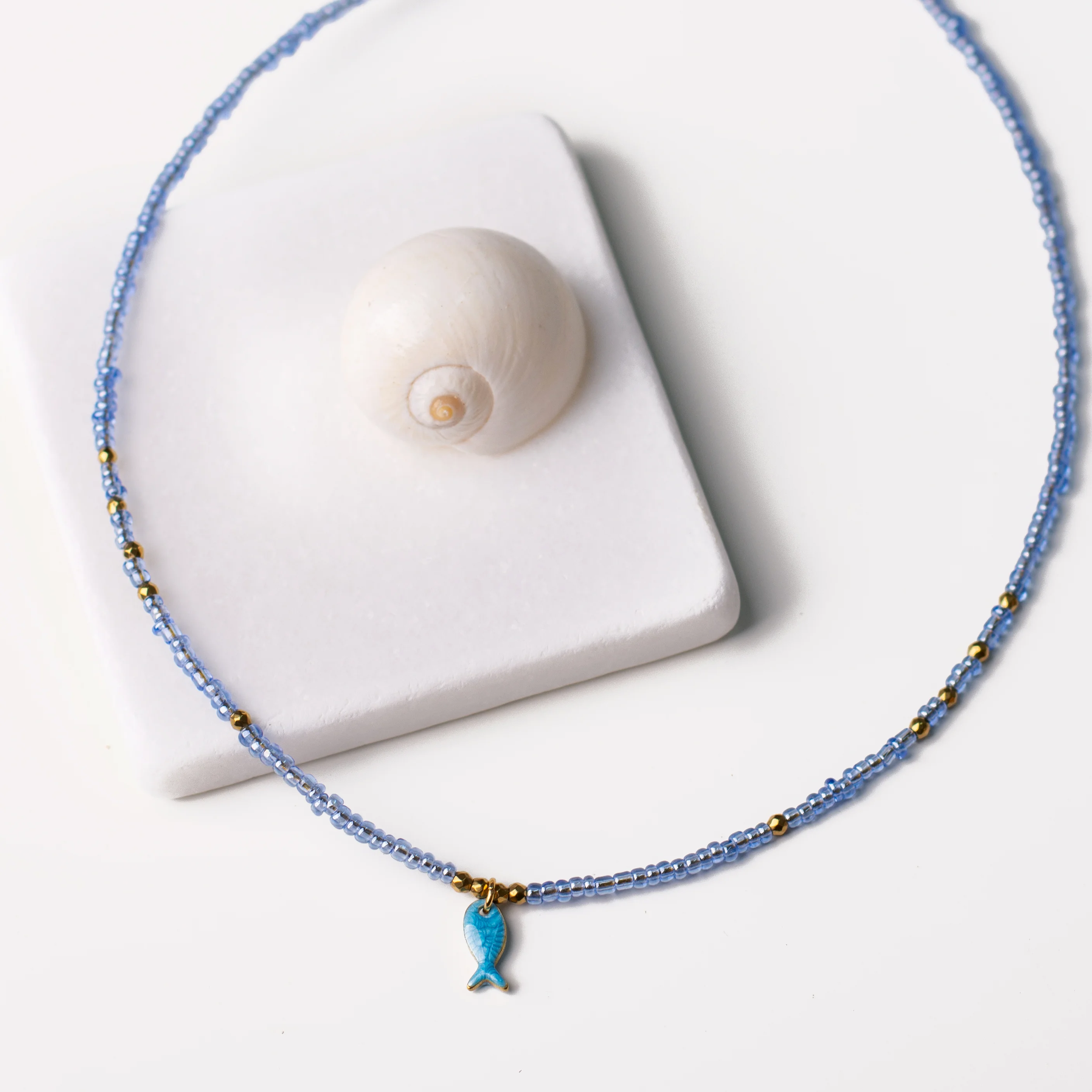 Κολιέ ψαράκι με χρυσό αιματίτη και μπλε χάντρες – Θαλασσινό Ταξίδι
