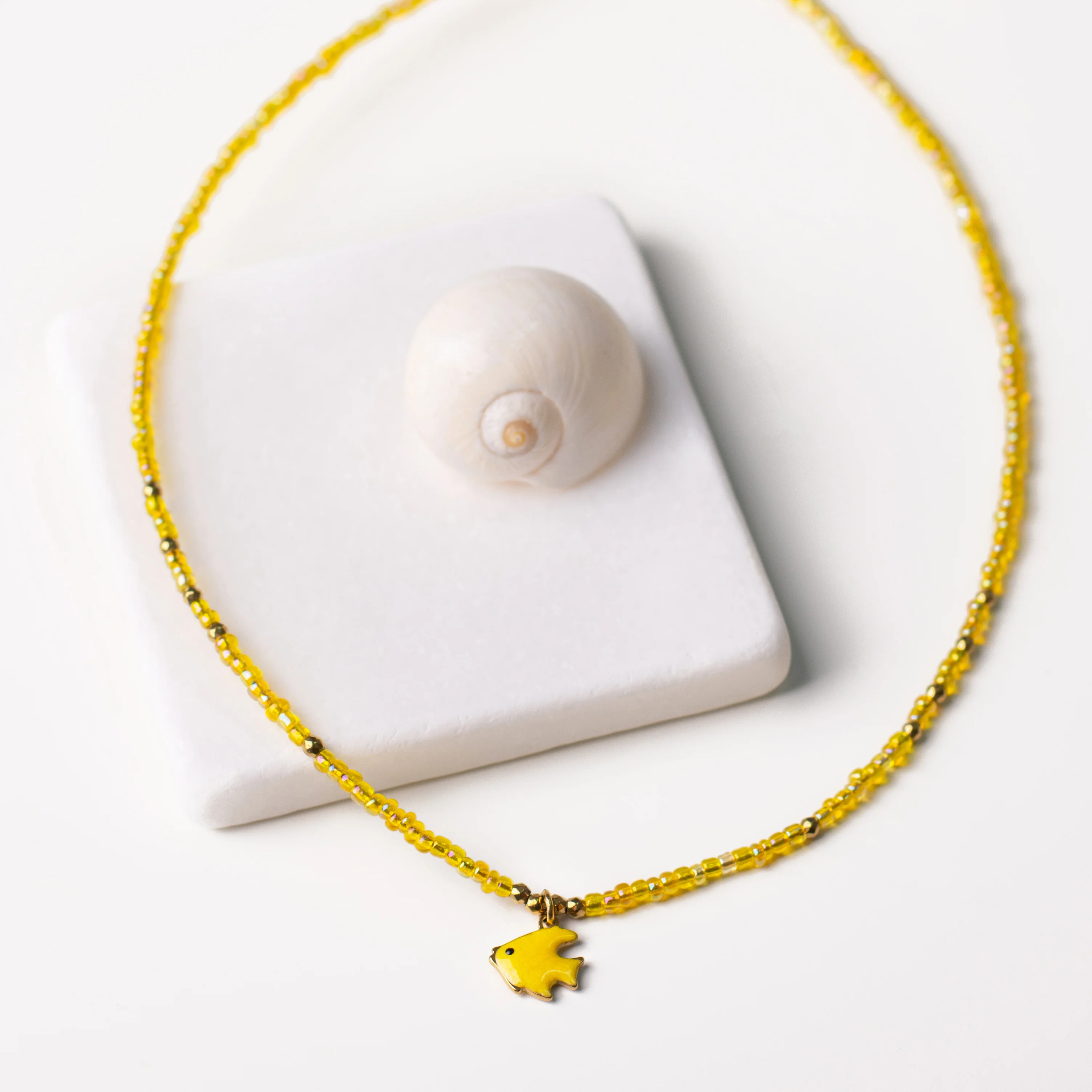 Κολιέ ψαράκι με χρυσό αιματίτη και κίτρινες χάντρες – Χρυσός βυθός