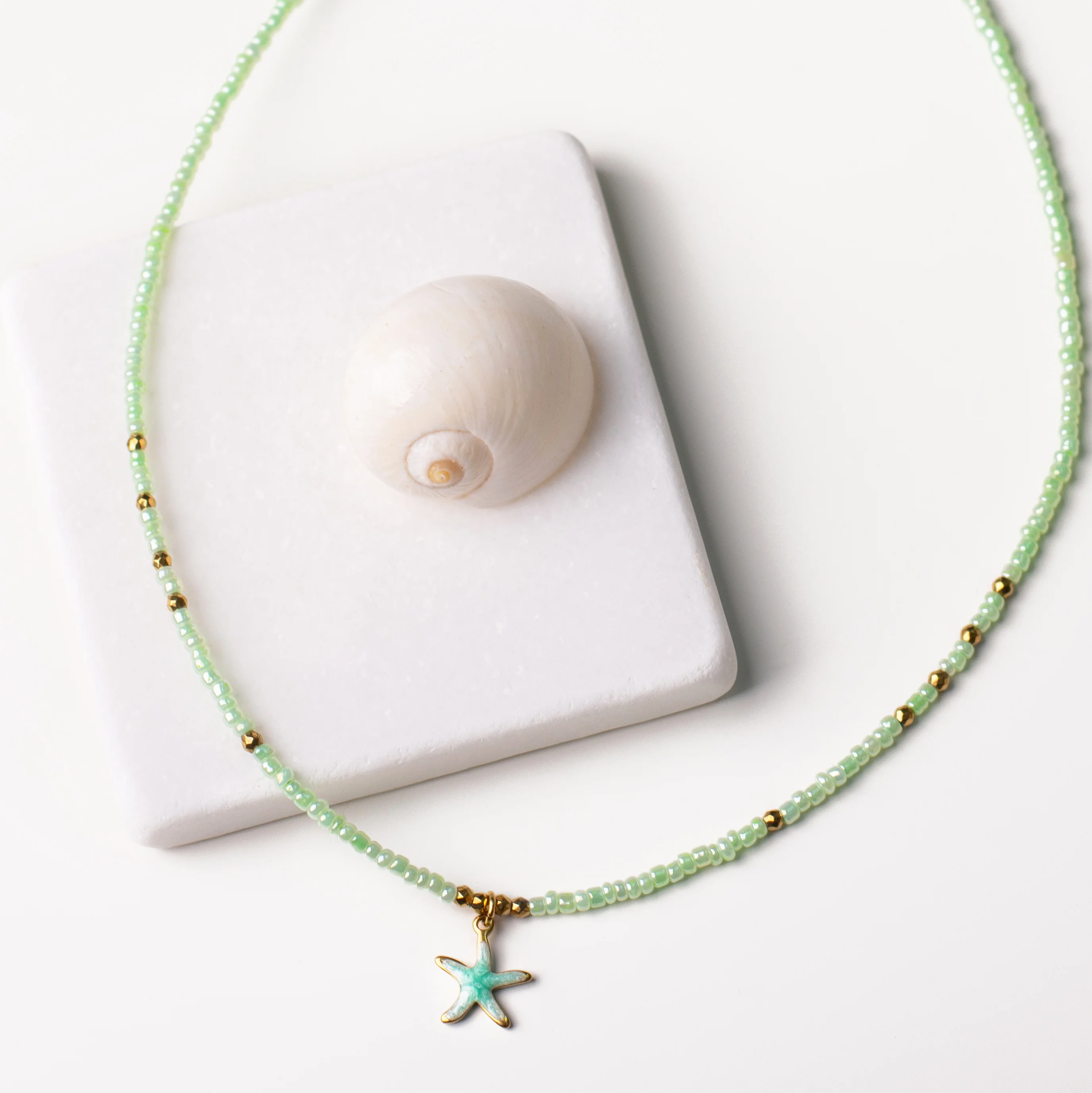 Κολιέ αστερίας με χρυσό αιματίτη και γυάλινες χάντρες – Θαλασσινό αστέρι