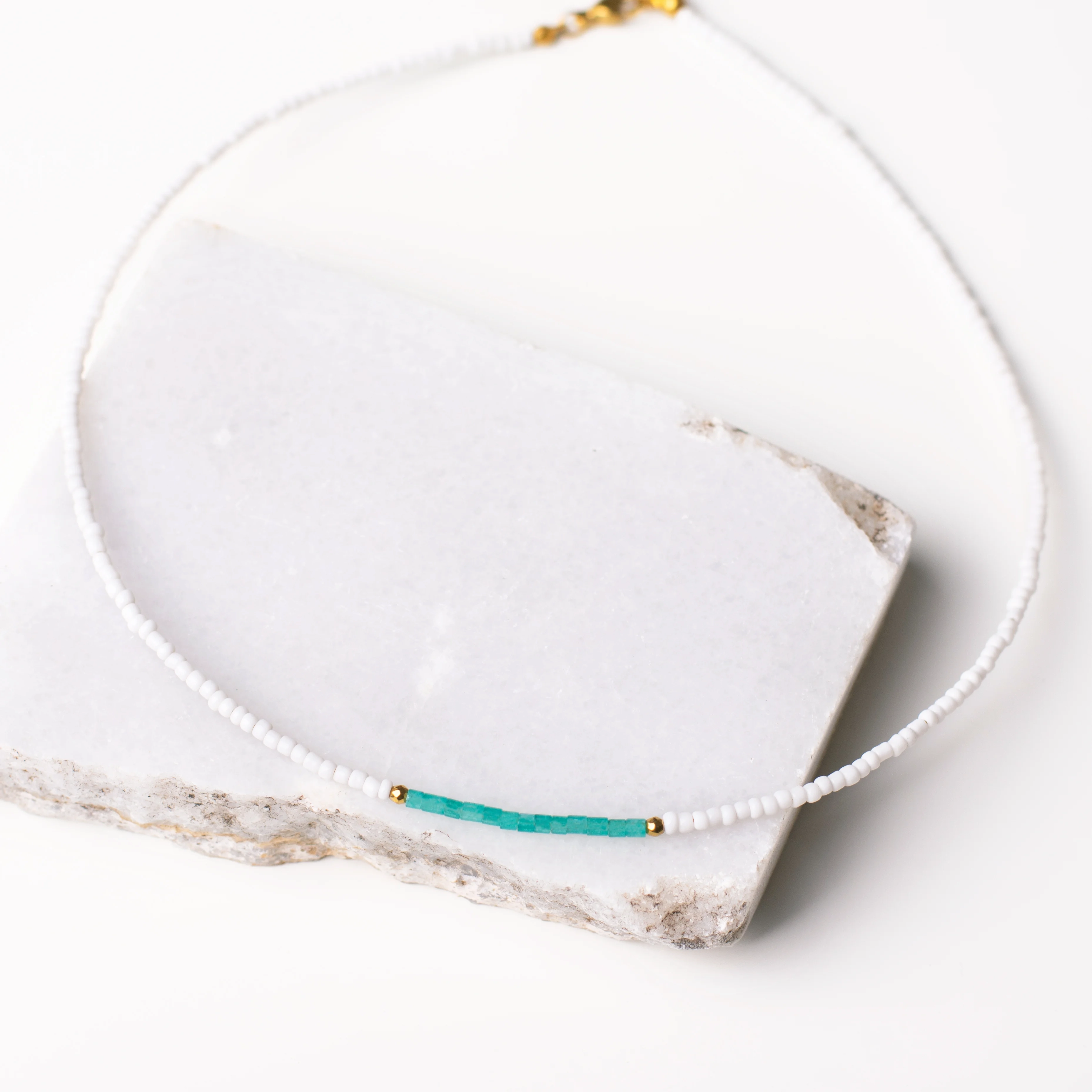 Κολιέ αμαζονίτη με λευκές χάντρες και χρυσό αιματίτη - Minimal γοητεία