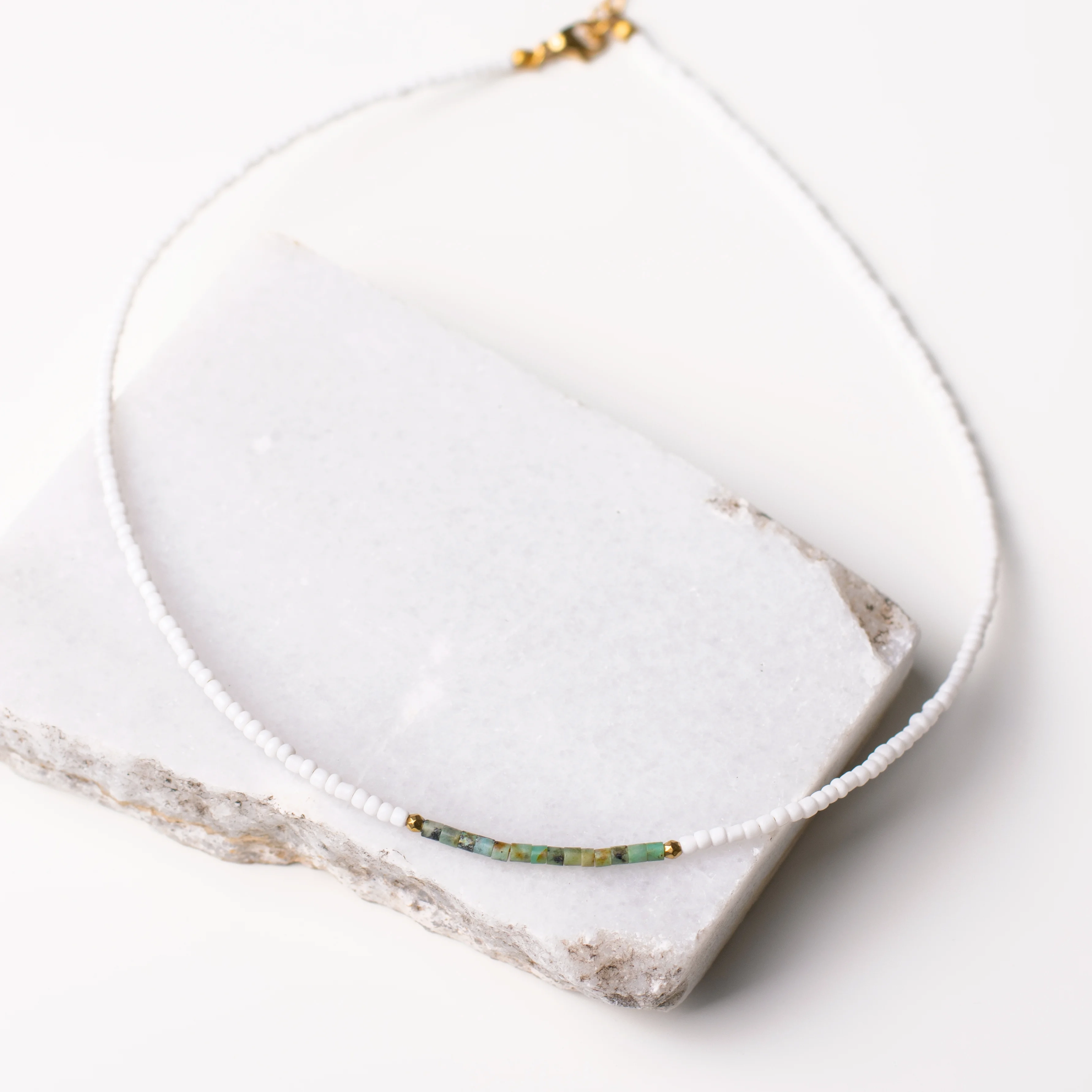 Κολιέ χαουλίτη με λευκές χάντρες και χρυσό αιματίτη - Minimal γοητεία