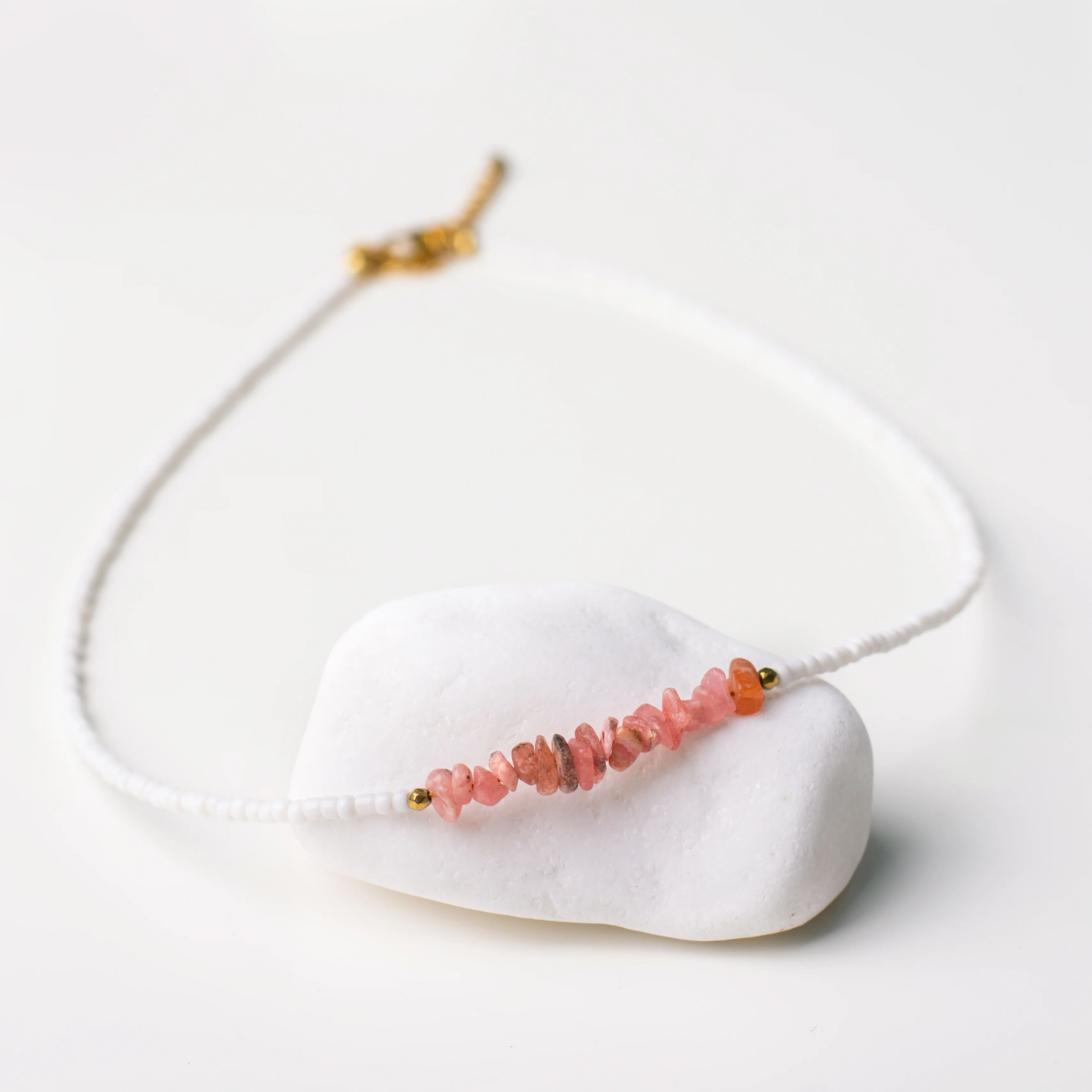 Κολιέ ροδοχρωσίτη με αιματίτη και λευκές χάντρες - Ροζ αύρα