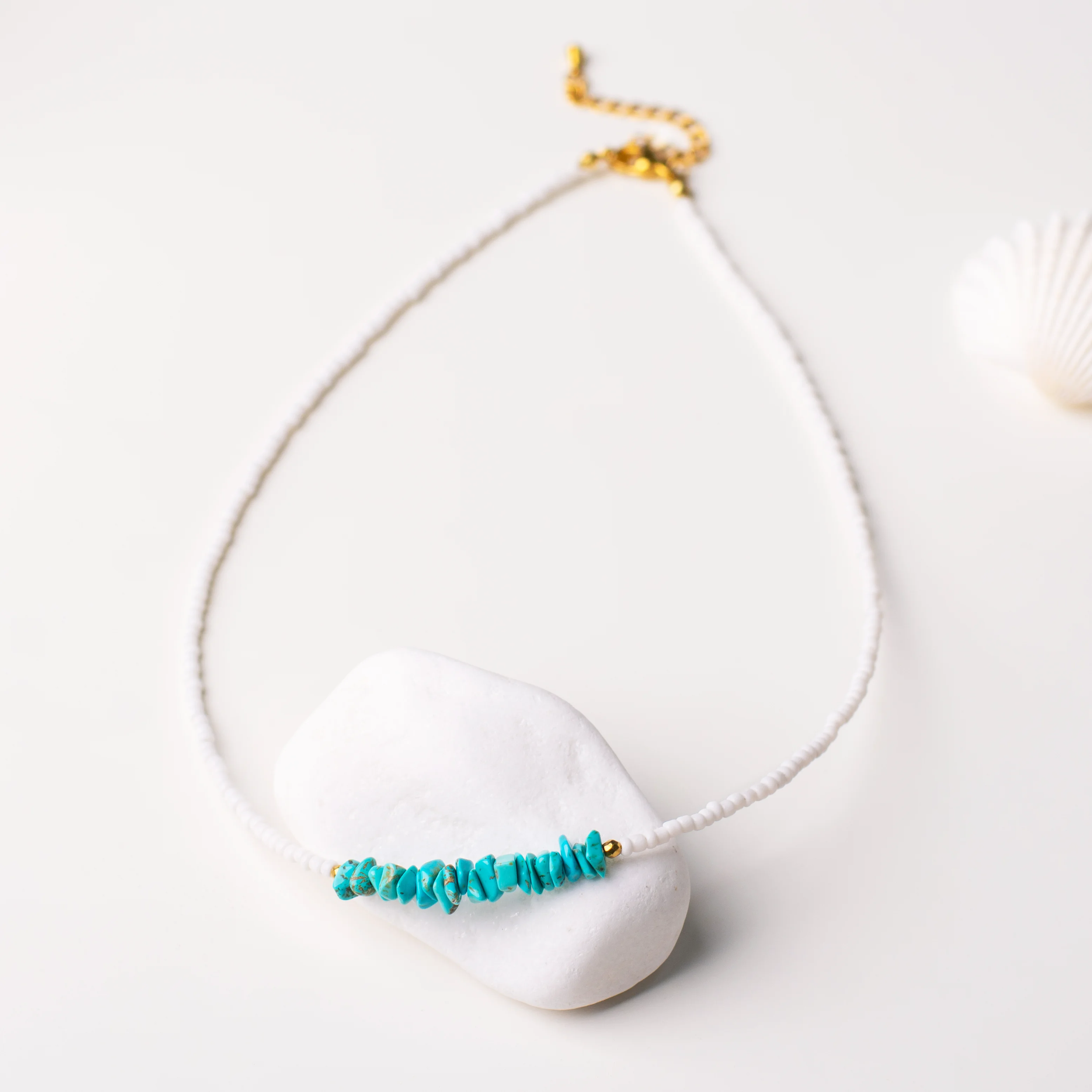 Κολιέ χαουλίτη με αιματίτη και λευκές χάντρες - Τυρκουάζ αύρα
