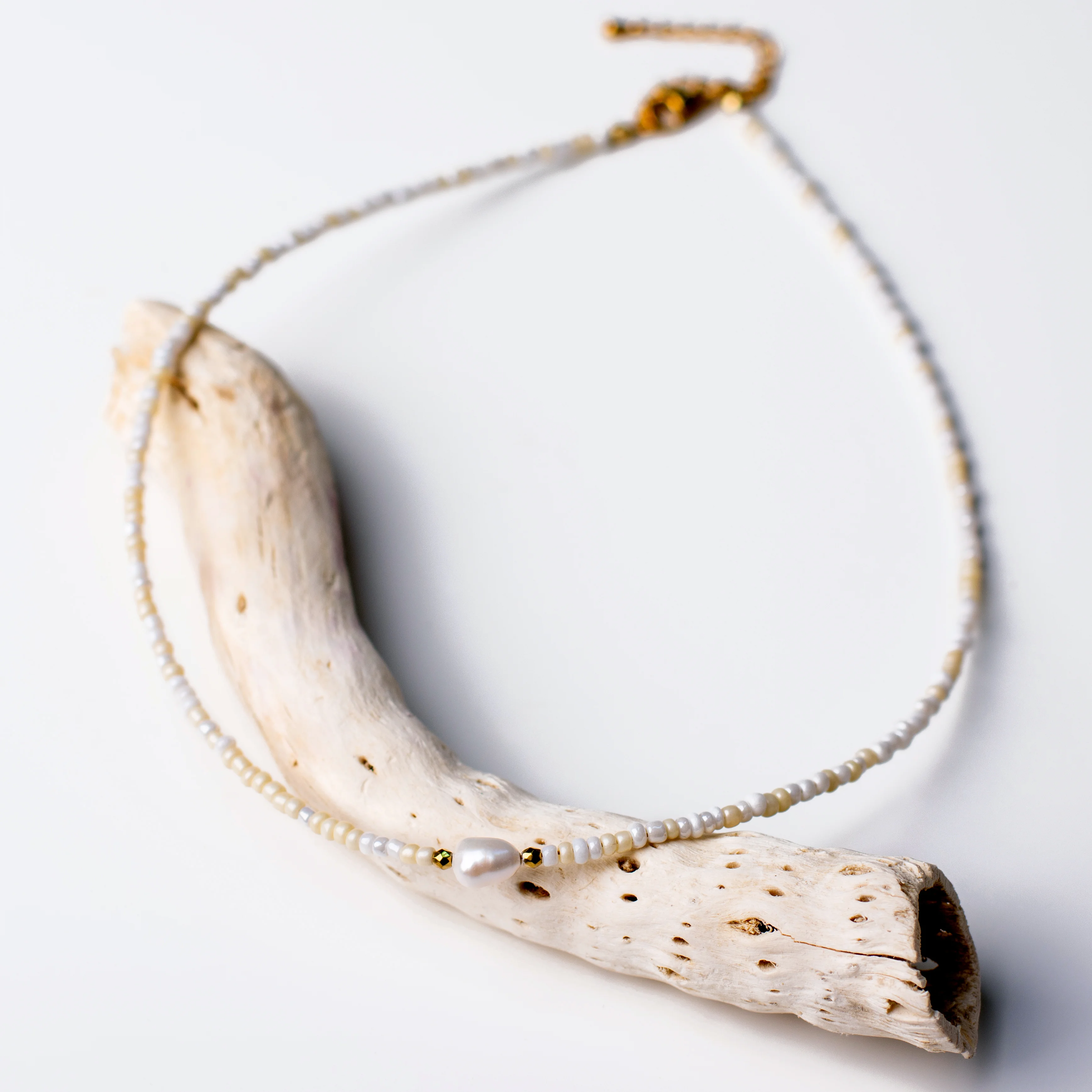 Κολιέ με φυσικά μαργαριτάρια, αιματίτη και περλέ χάντρες – Πρωινό φως